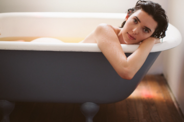 mulher tomando banho em uma banheira