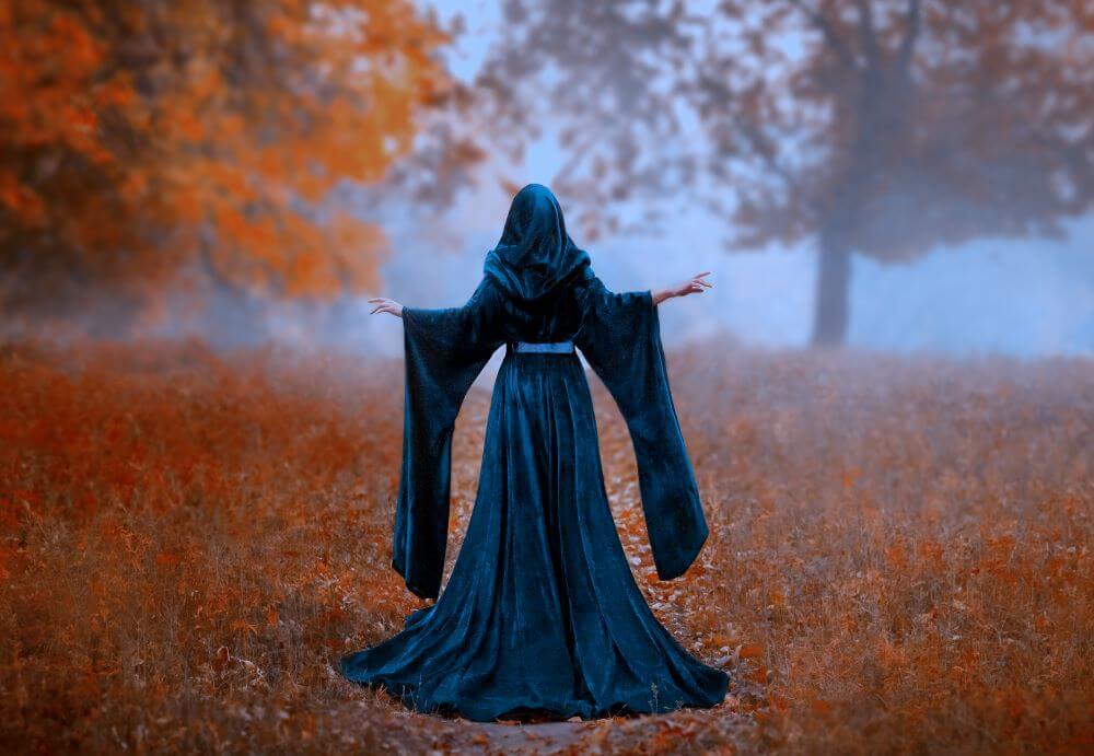 bruxa fazendo feitiço na floresta
