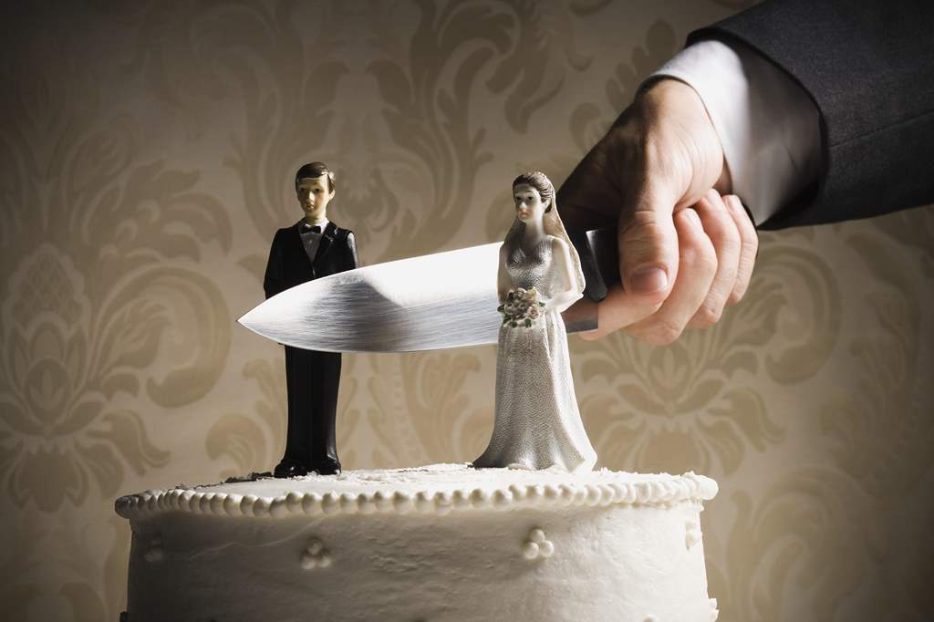 cortando o bolo de casamento com uma faca grande