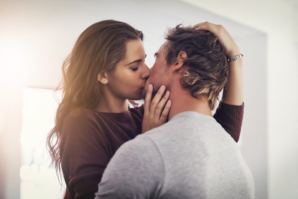 homem e mulher se beijando
