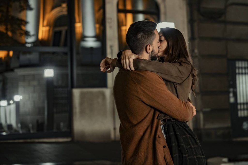 homem e mulher beijando na rua