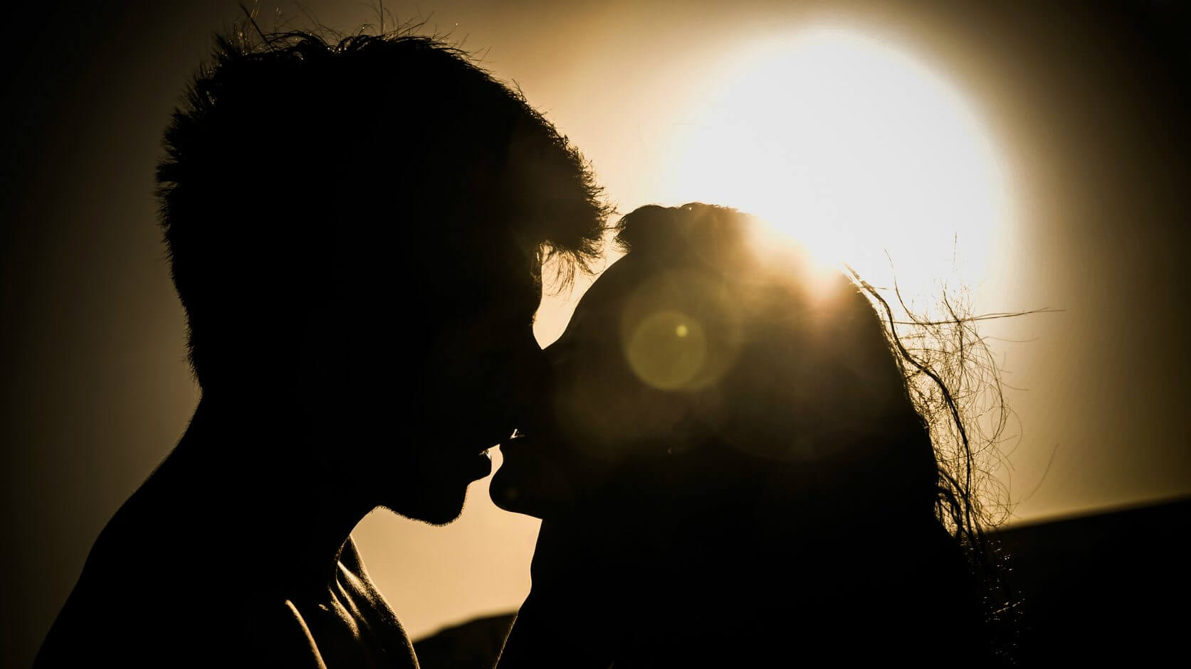homem e mulher beijando