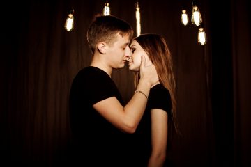 homem e mulher se beijando