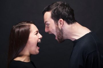 casal brigando, gritando um com o outro - homem e mulher