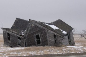 casa velha desabando em uma fazenda