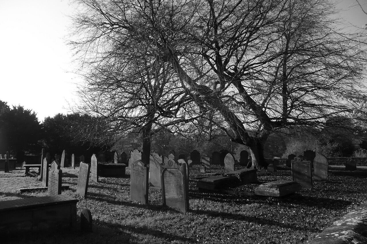cemitério assustador a noite