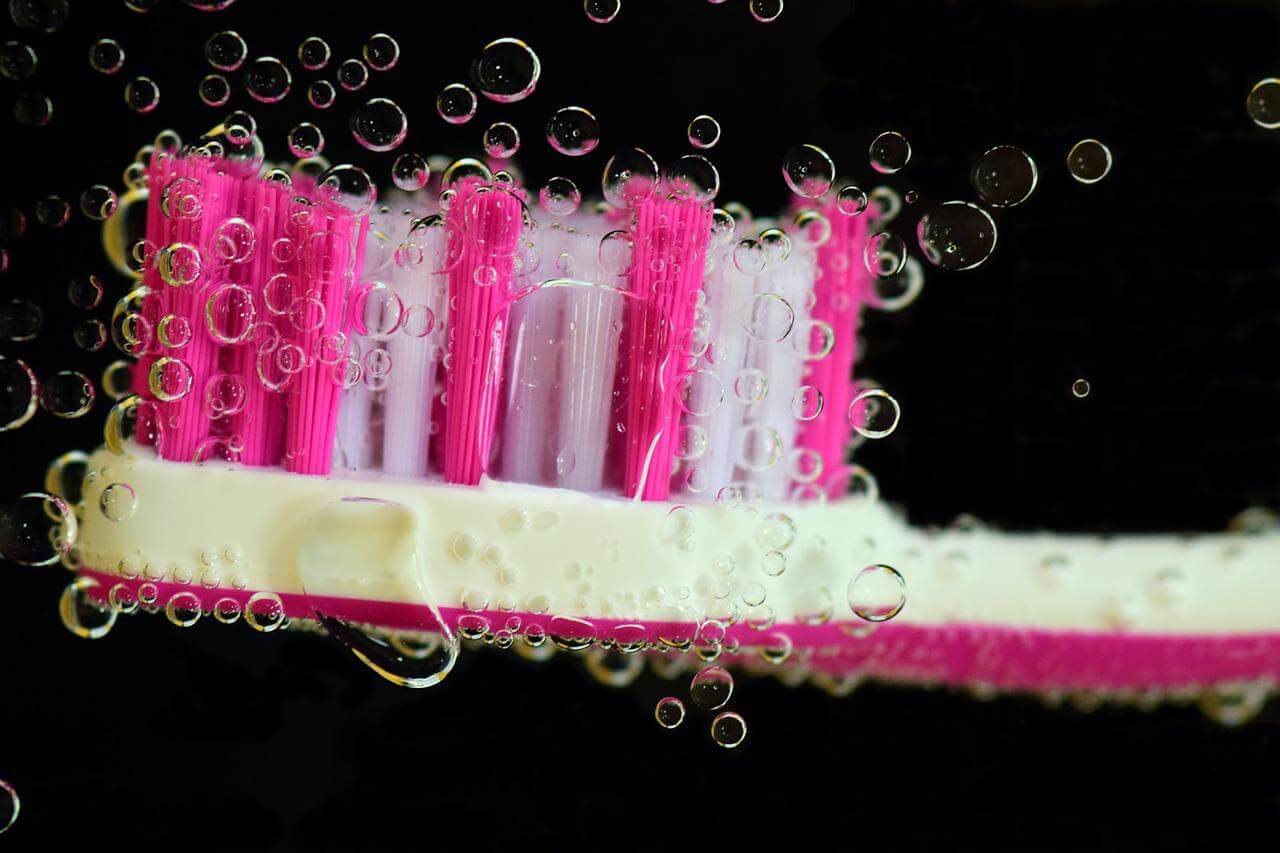 escova de dentes rosa com bolhas