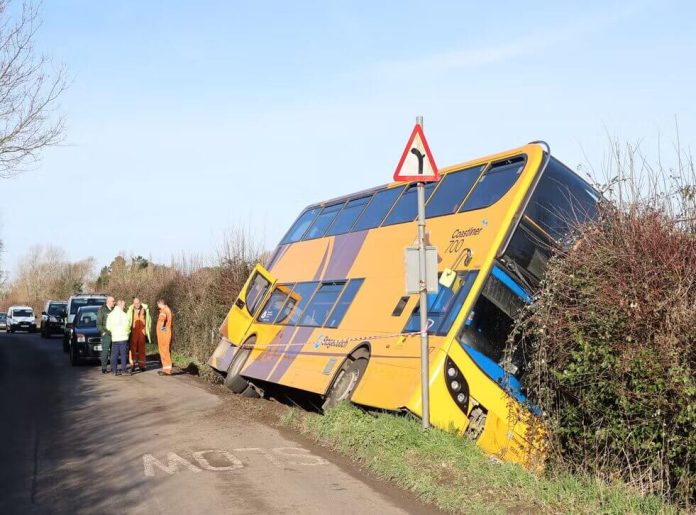 ônibus amarelo desgovernado tombado
