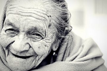 foto preta e branca de uma senhora idosa sorrindo
