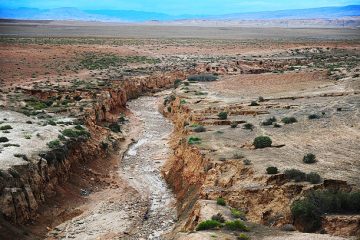 rio seco no deserto