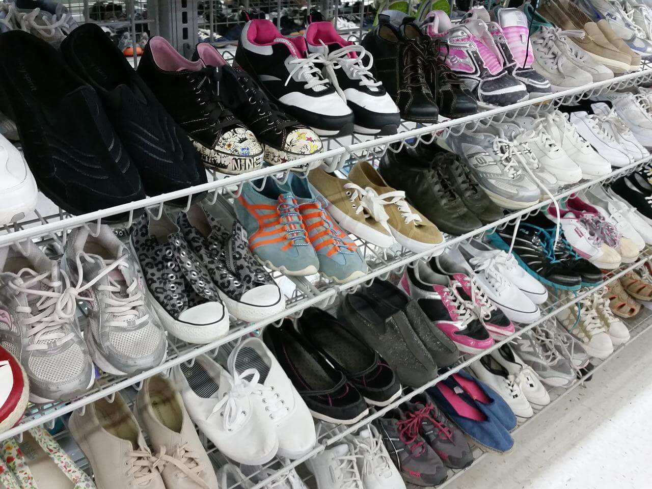 loja com muitos sapatos para venda