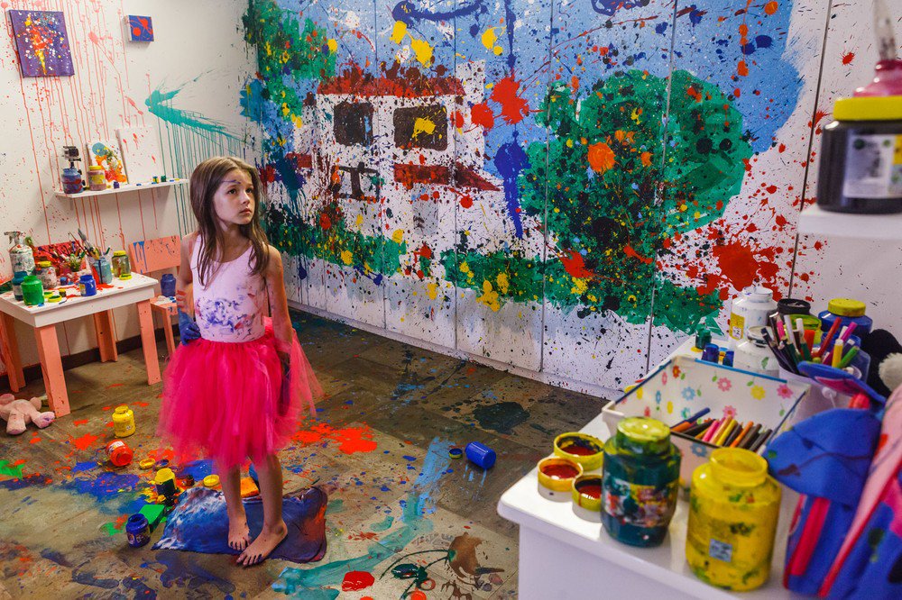 Menina Índigo pintando seu quarto