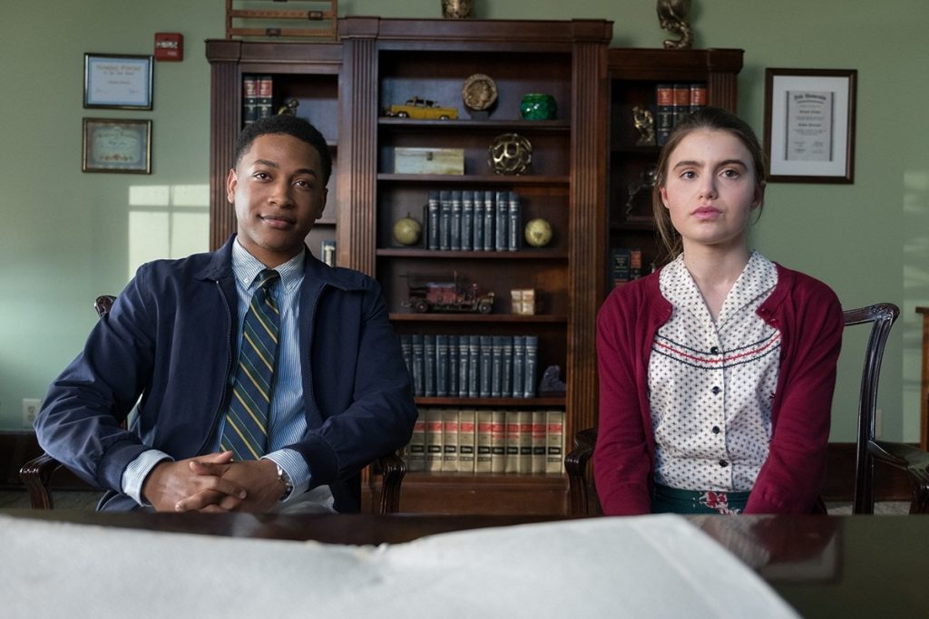 protagonistas do filme doce argumento sentados em uma sala