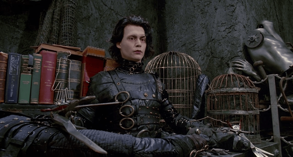 uma cena do filme edward mãos de tesoura do ano de 1990