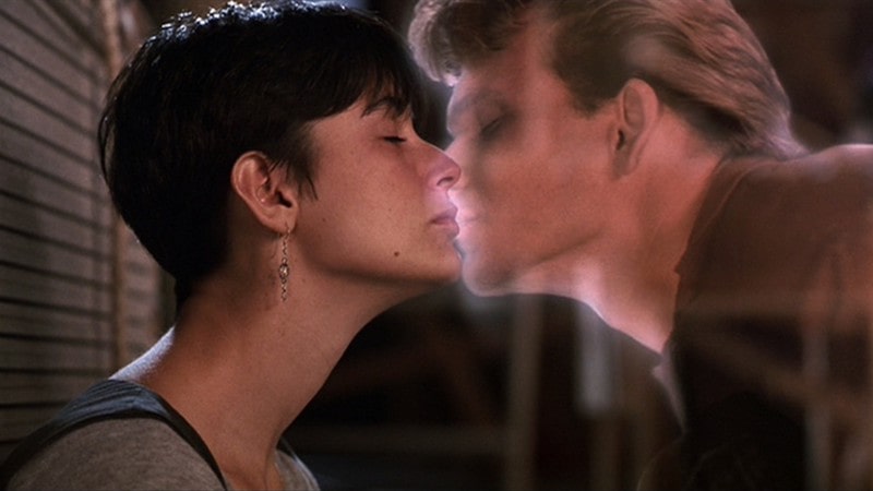 cena do beijo do filme Ghost - homem e mulher