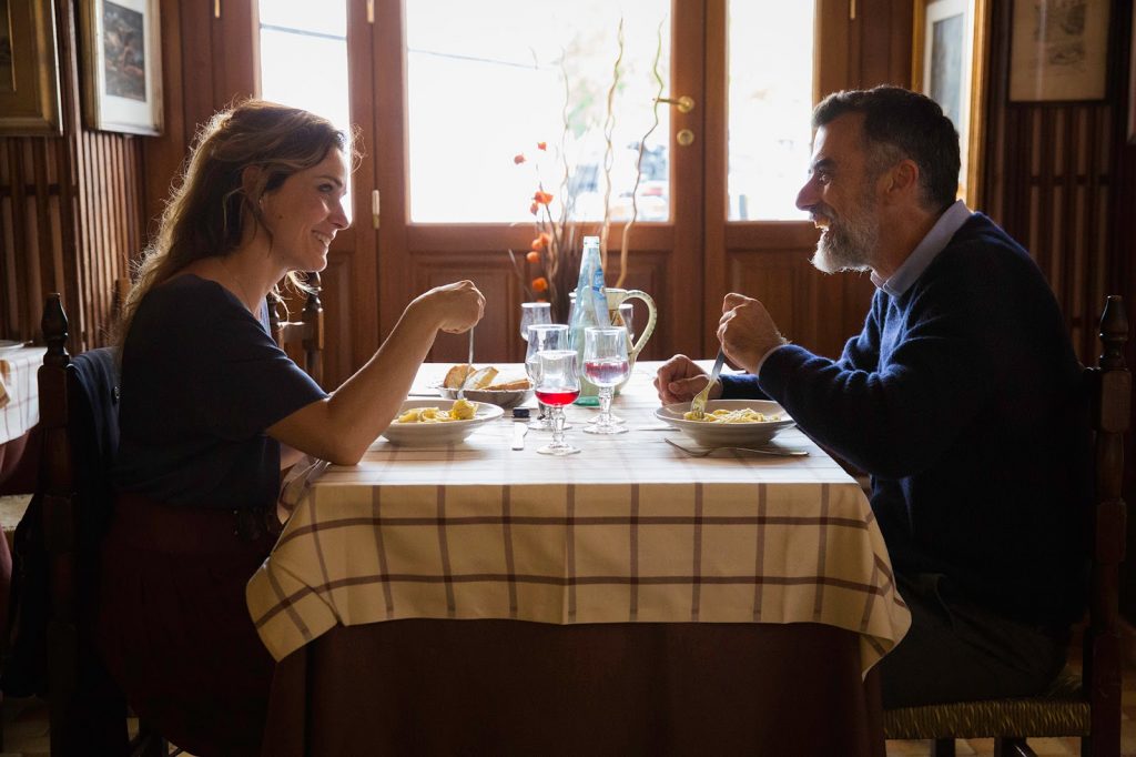 casal do filme histórias de amor que não pertencem a esse mundo tomando café da manha juntos