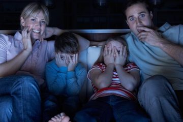 família reunida assistindo filmes de ação netflix