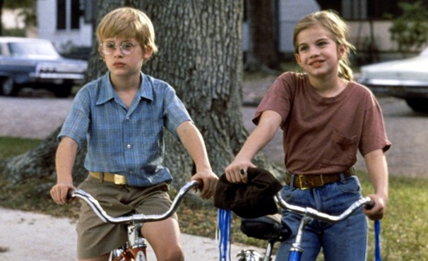menino e menina do filme meu primeiro amor andando de bicicleta em uma das cenas do filme