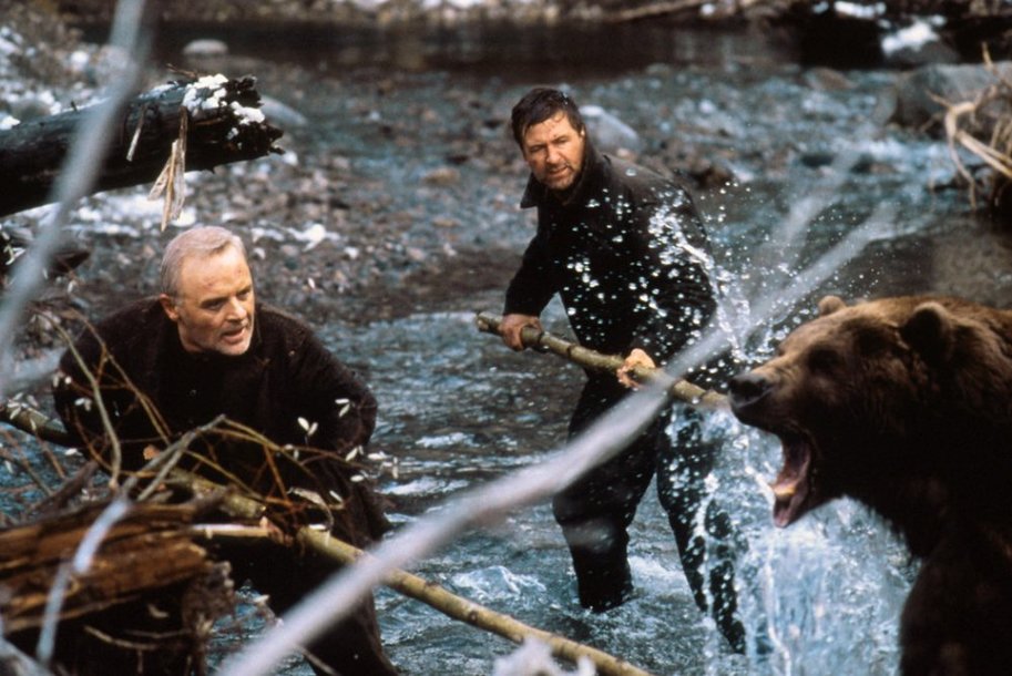 uma das cenas principais do filme No limite com o urso