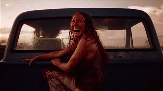 cena do filme o massacre da serra elétrica em 1987 - mulher em cima de uma camionete
