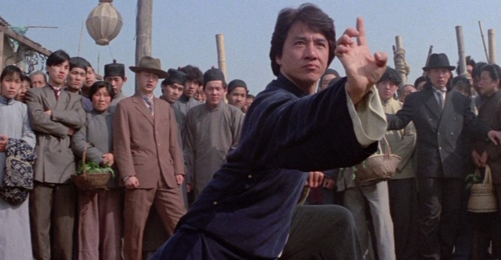 uma das cenas do filme o mestre invencível de Jackie Chan