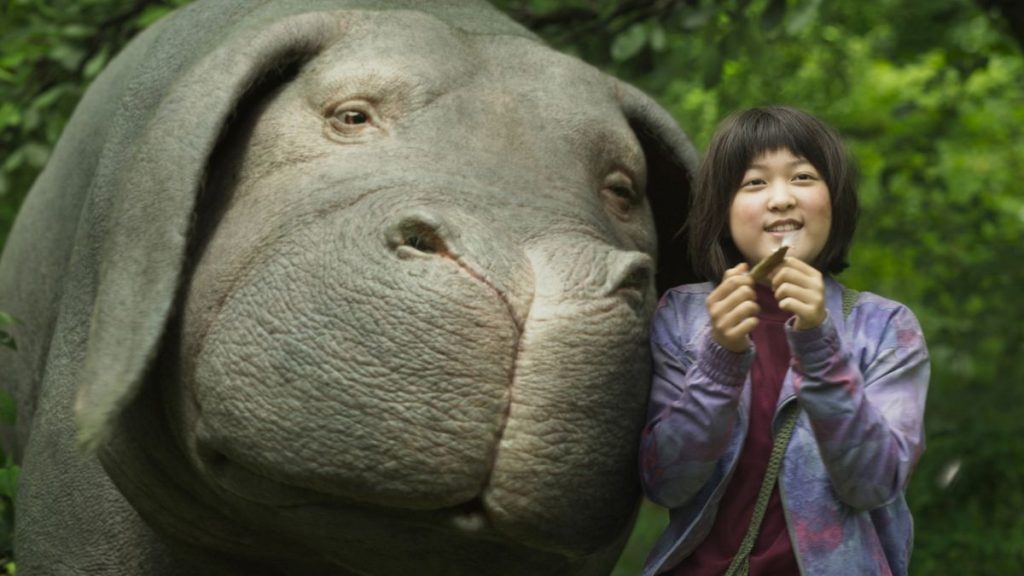 Okja - o animal do filme e a menina na foto