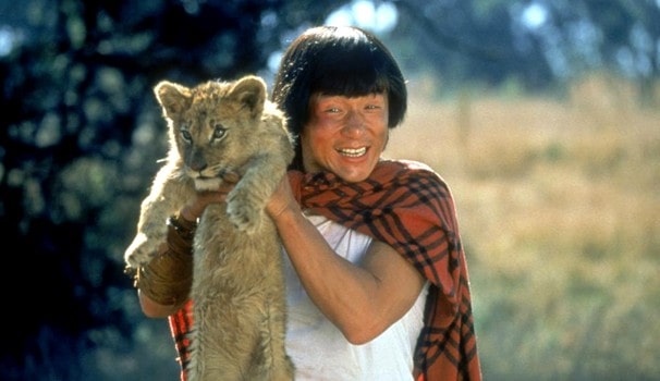 Jackie Chan segurando um filhote de leão no filme quem soou eu