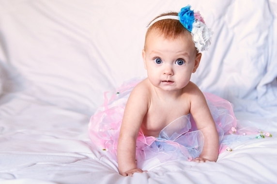bebe menina vestida de rosa