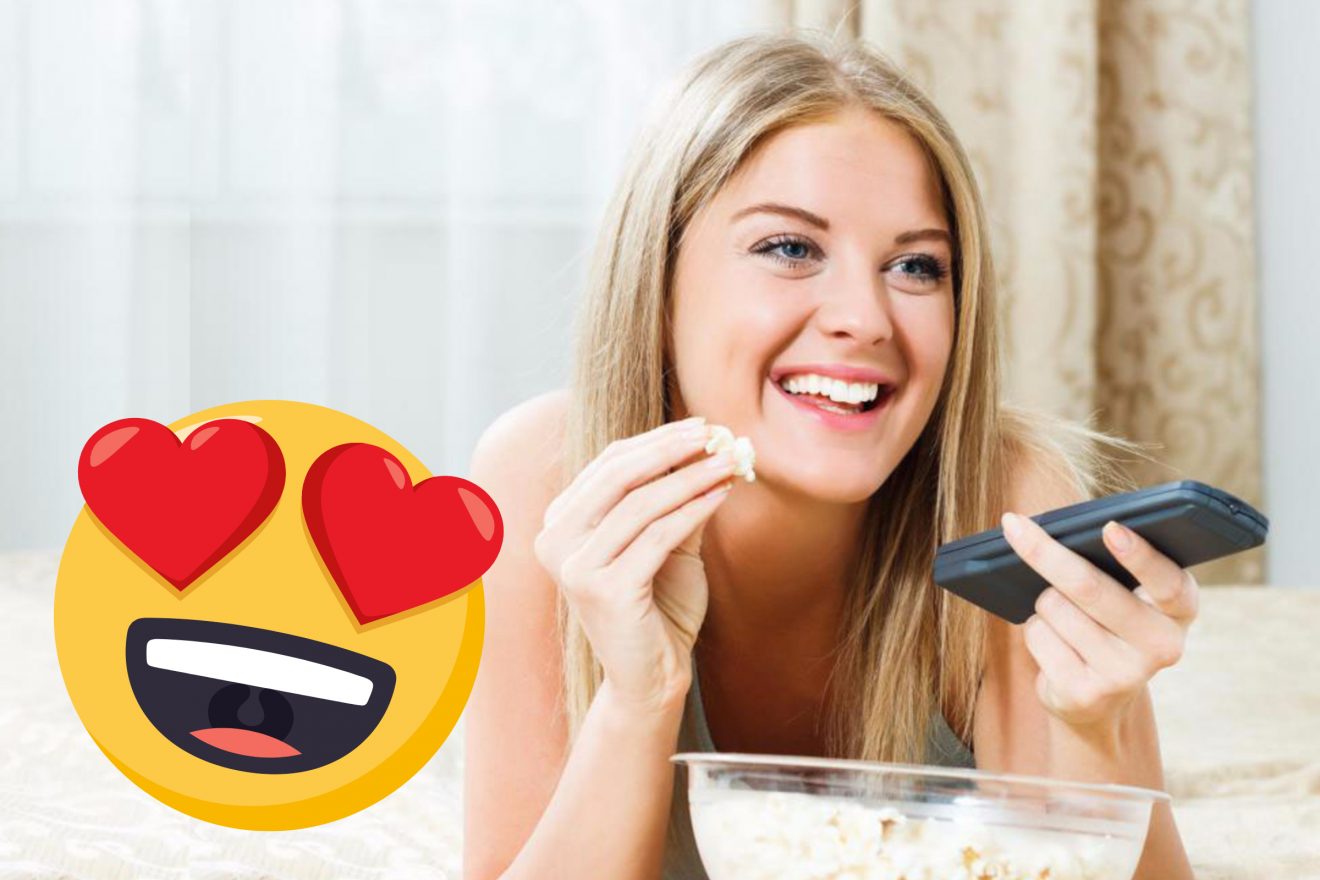 mulher assistindo filme de comédia romantica sozinha e comendo pipoca