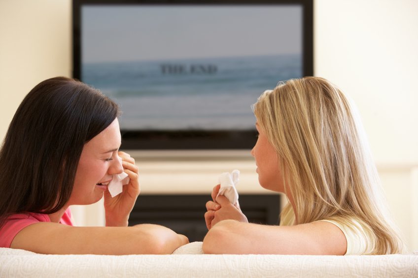 duas mulheres assistindo filme para chorar