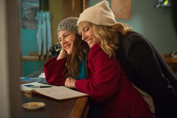 duas mulheres atrizes do filme Já estou com saudade se abraçando