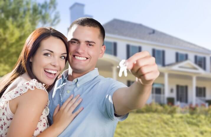 casal feliz comprando casa