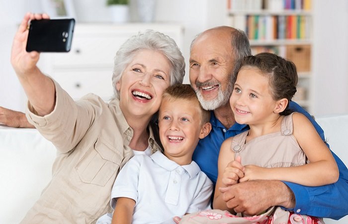 avó e avô tirando selfie com os netinhos