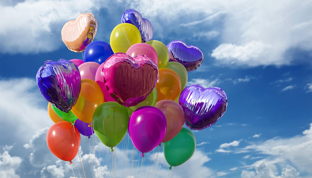 balões coloridos de comemoração de aniversário