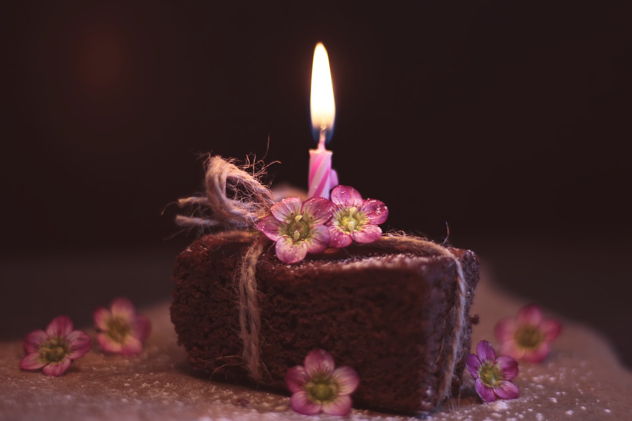 bolo de aniversário pequeno com uma vela em cima para comemorar aniversário