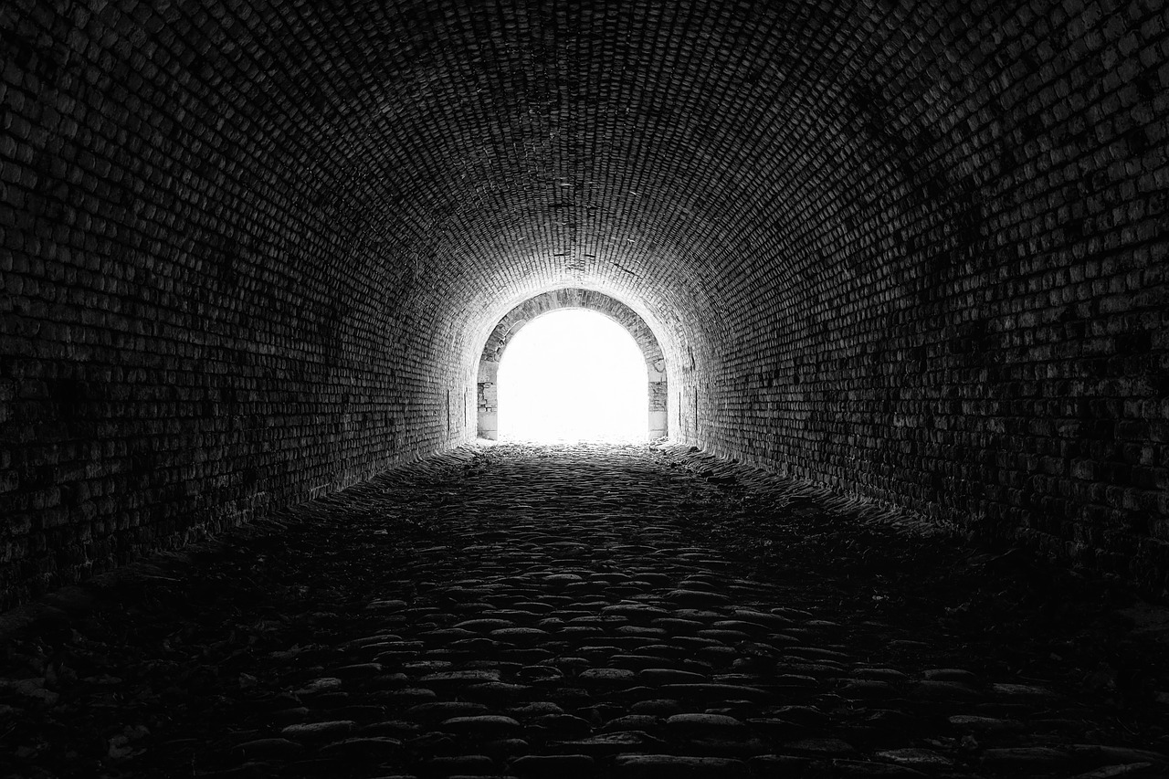 imagem de uma luz no fim de um túnel representando a esperança