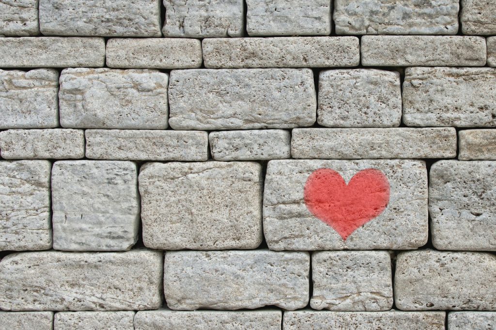 coração desenhado em um muro de pedras