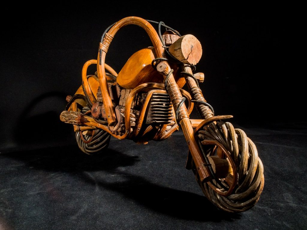 foto de uma moto de madeira