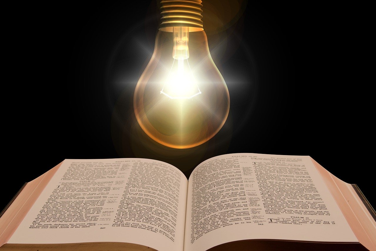 bíblia e uma luz para fazer oração