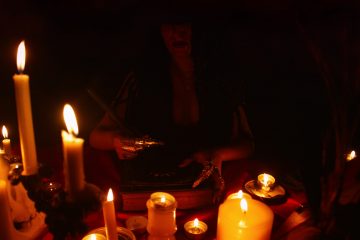 mulher fazendo feitiços poderosos com velas