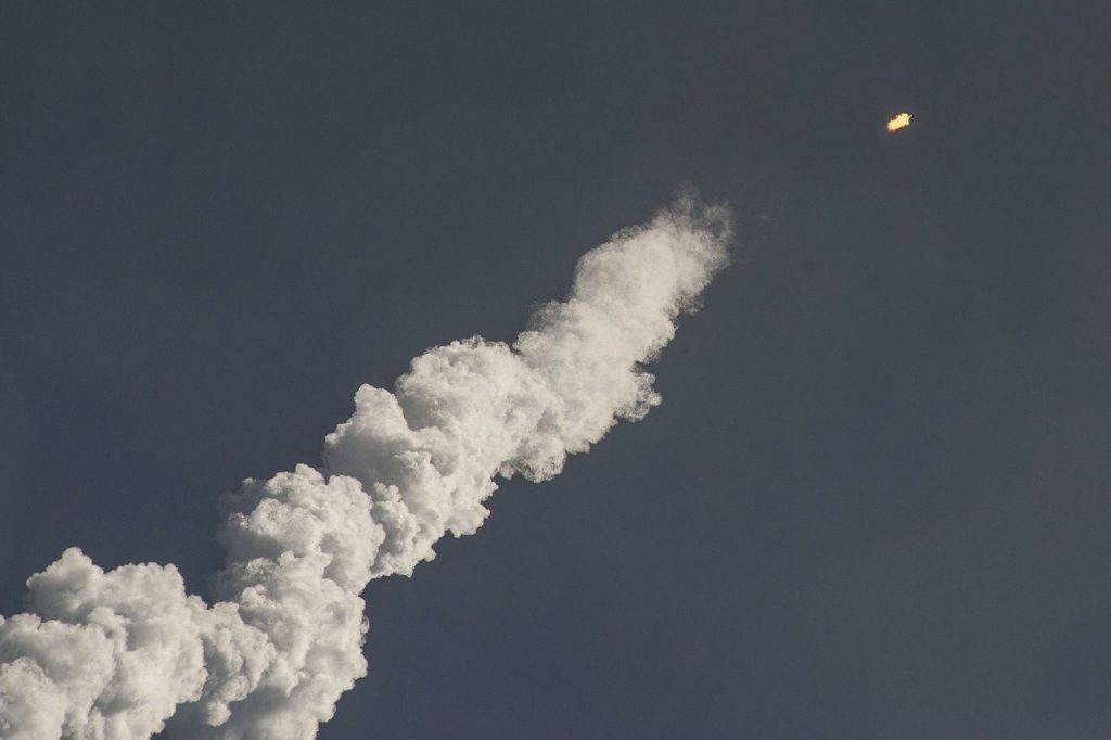 foto do lançamento de um míssil no céu