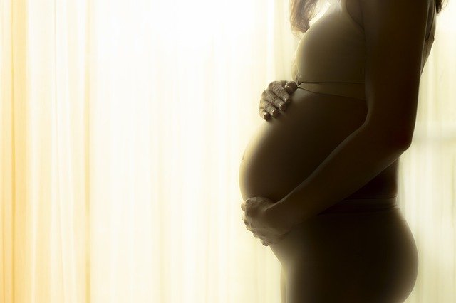mulher grávida com uma barriga pequena