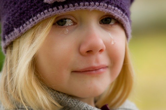 garota loira chorando