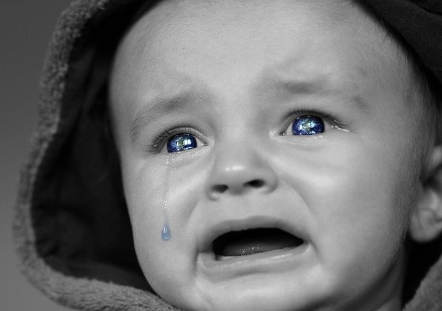 bebê chorando muitoy