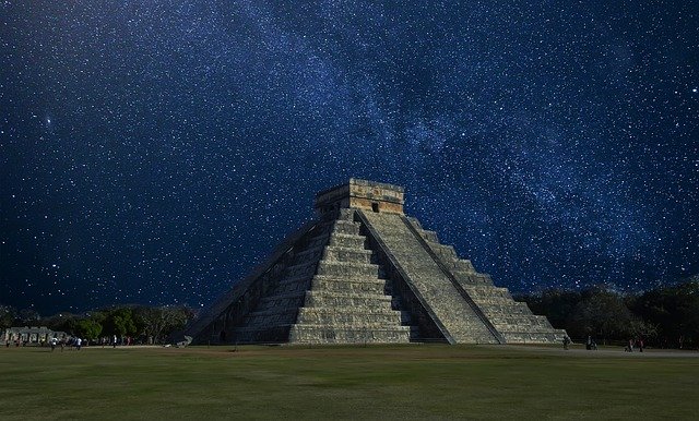 pirâmide com escadas a noite