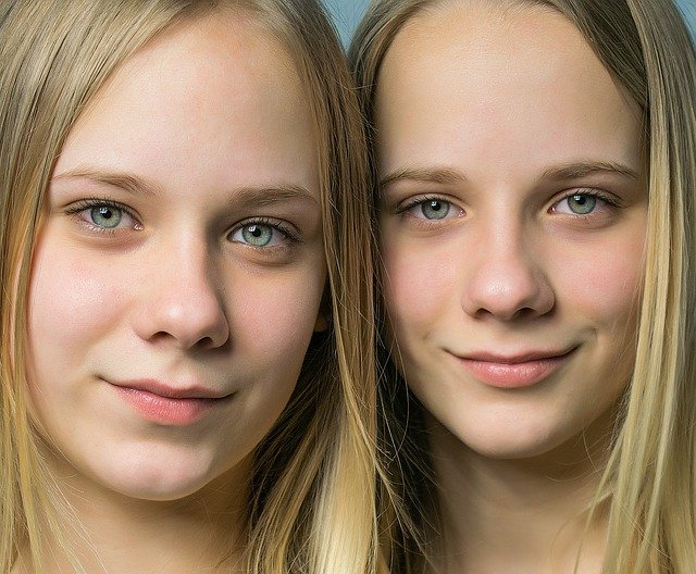 meninas gêmeas loiras