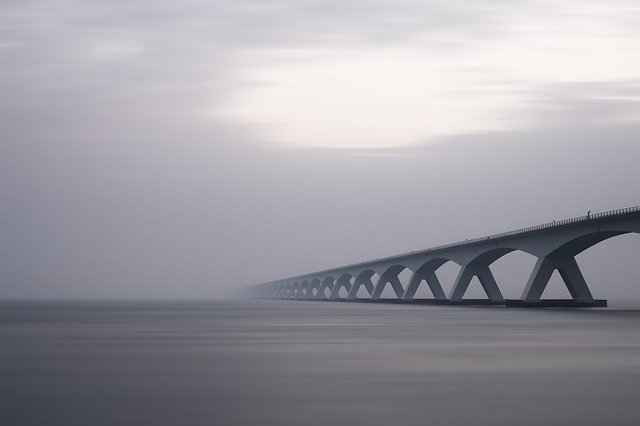 ponte atravessando o mar na neblina