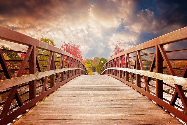 ponte de madeira iluminada pelo sol