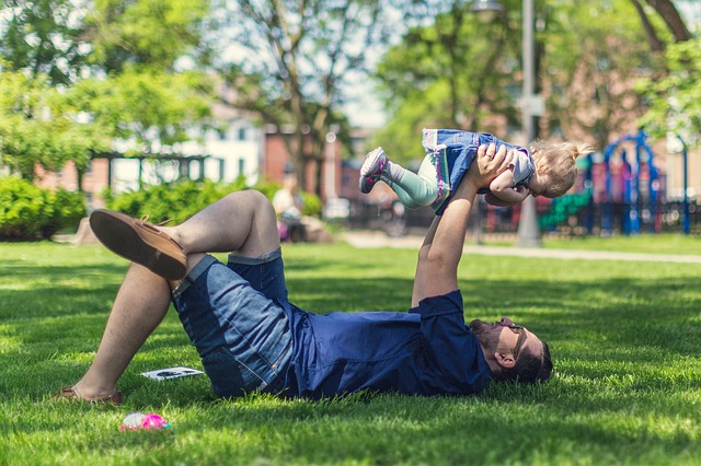 pai brincando com o filho no parque