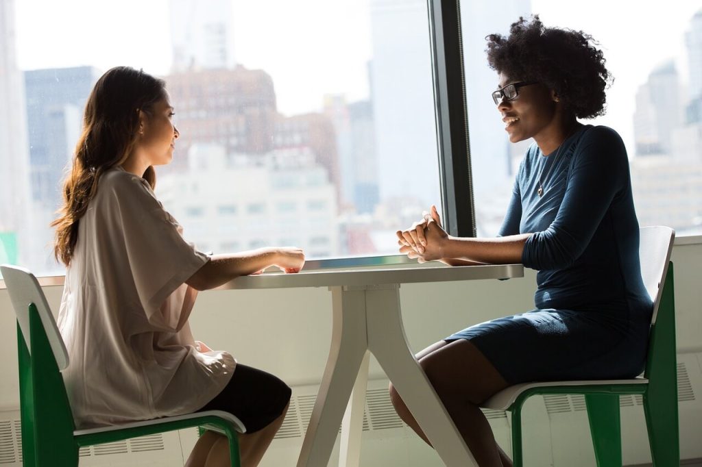 mulheres dialogando no trabalho